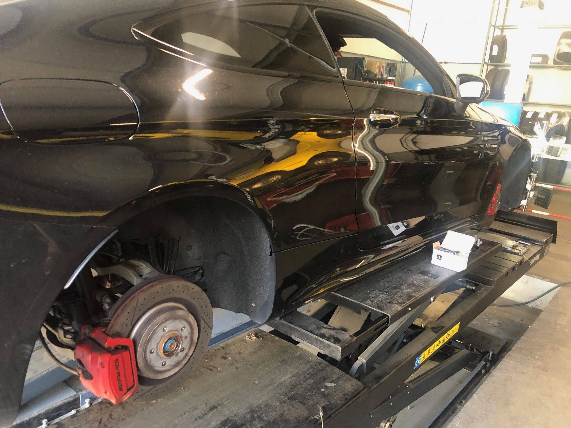 Remplacement des plaquettes de freins sur une Mercedes C63 AMGS au Garage Fastries à Colmar dans le Haut-Rhin Ensisheim 3